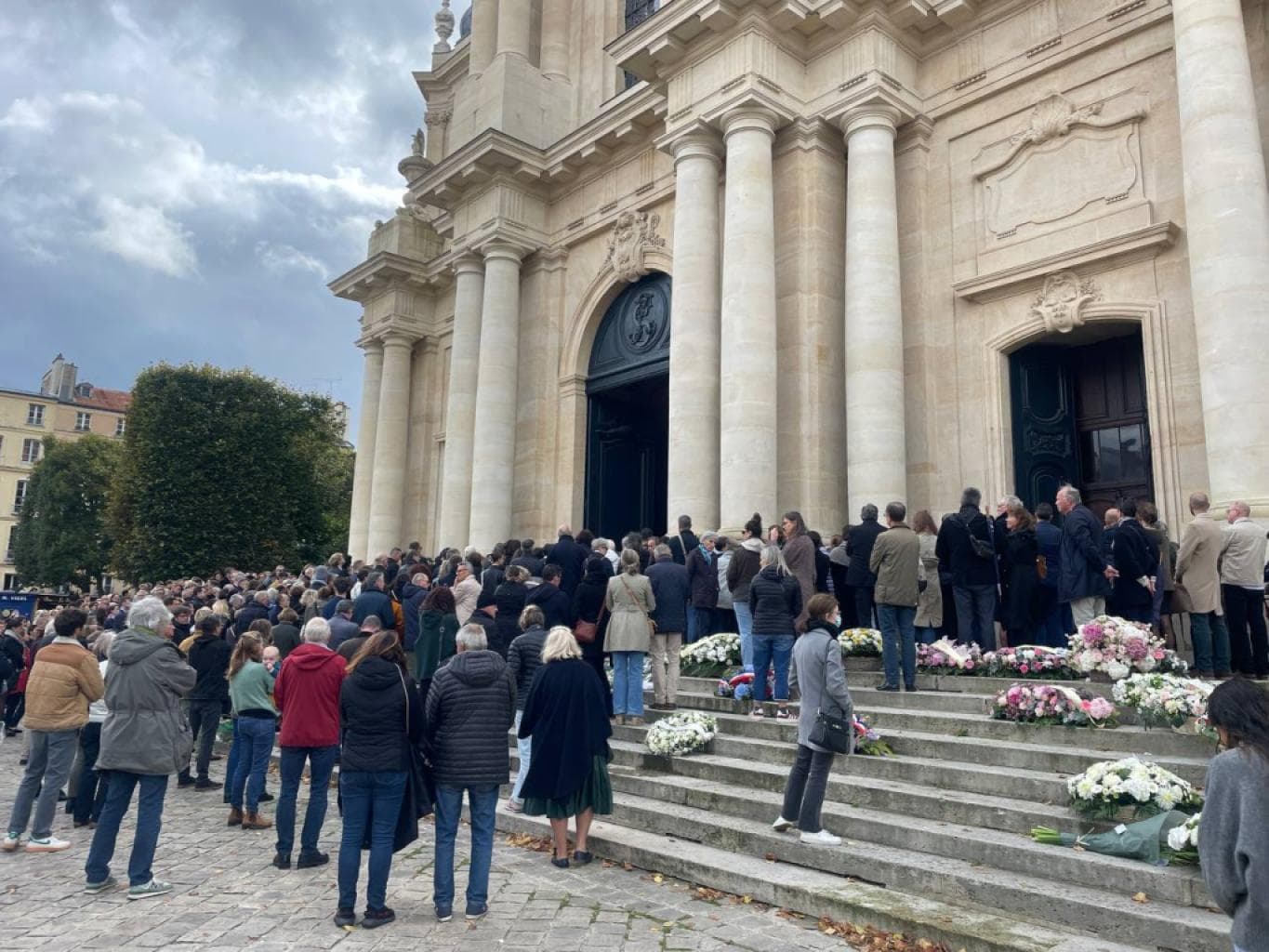 Affaire Philippine : plus de 2 000 personnes réunies pour les obsèques dans la cathédrale de Versailles