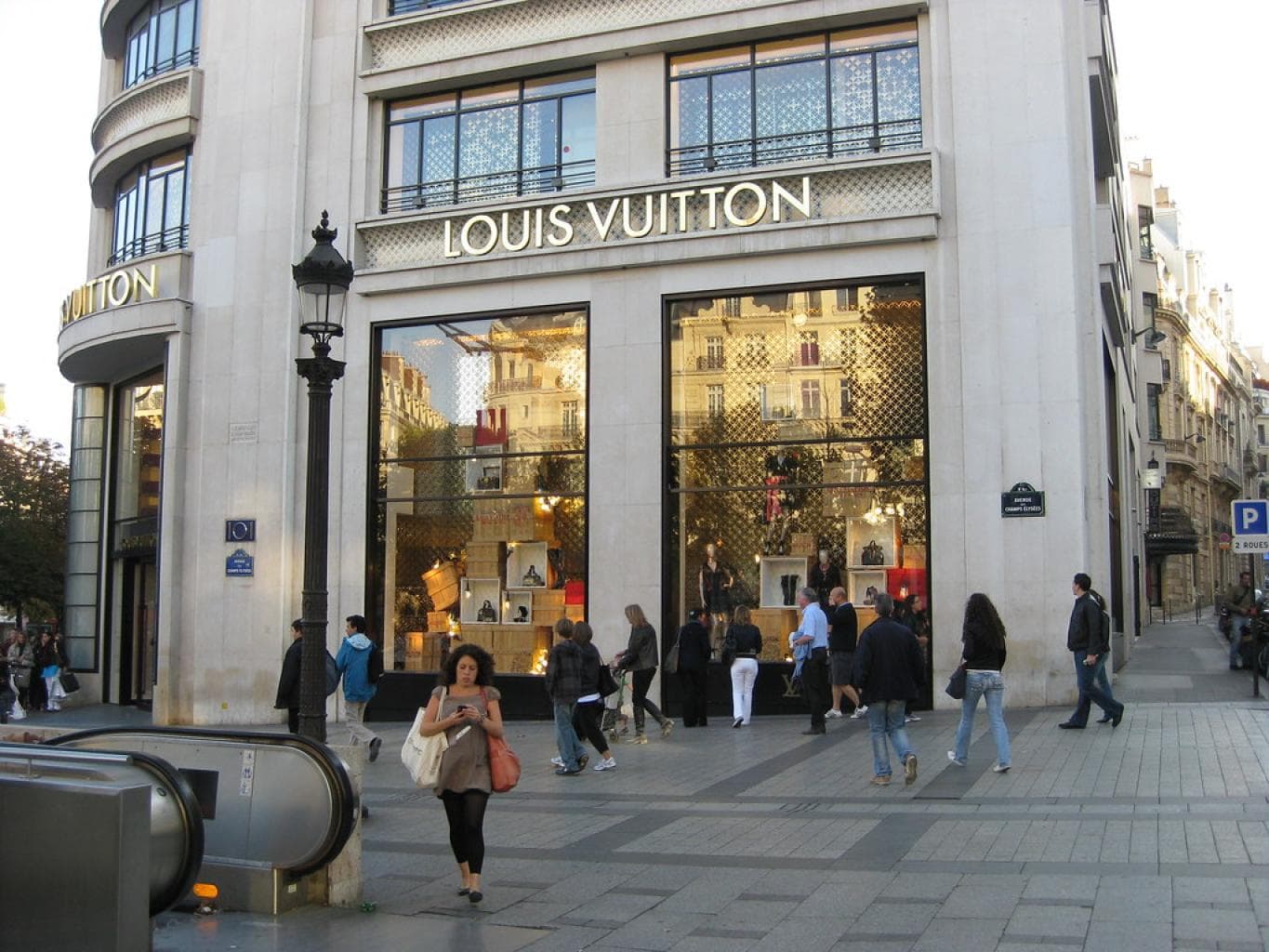 Paris : cambriolage à la voiture bélier de la boutique Louis Vuitton à Saint-Germain-des-Prés