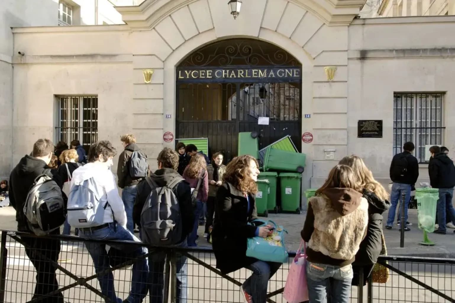 Rennes : une femme menace des lycéens avec un couteau