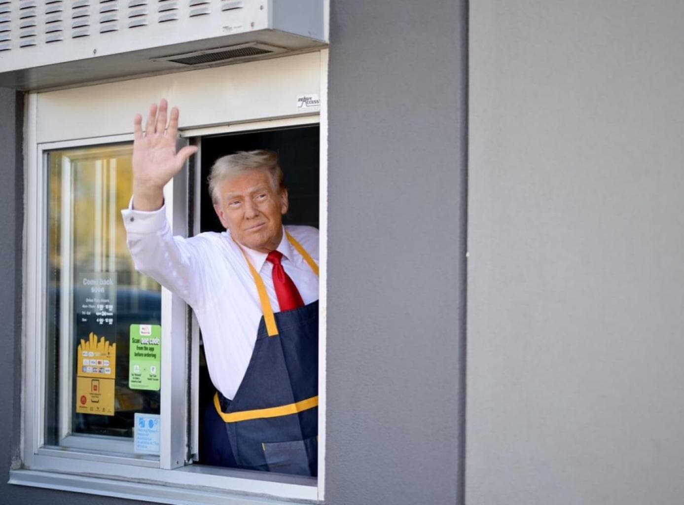 Donald Trump devient cuisinier chez McDo et fait le buzz