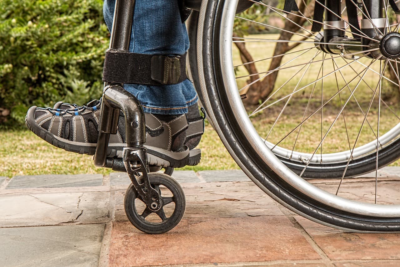 Budget : un amendement de LFI réduit le financement pour le français handicap et redistribue l’aide de 100 millions aux mineurs isolés