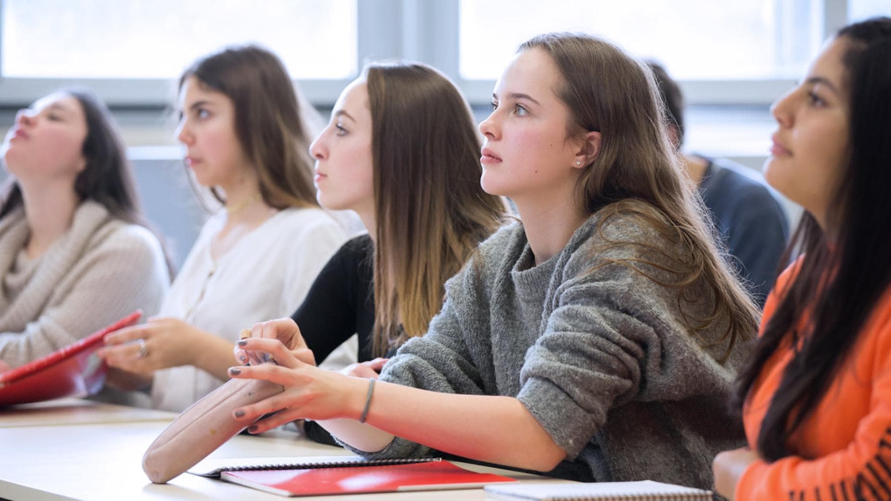 Groupes de besoin, brevet obligatoire, épreuve anticipée de maths... Les réformes de l'Éducation nationale malgré les contraintes budgétaires