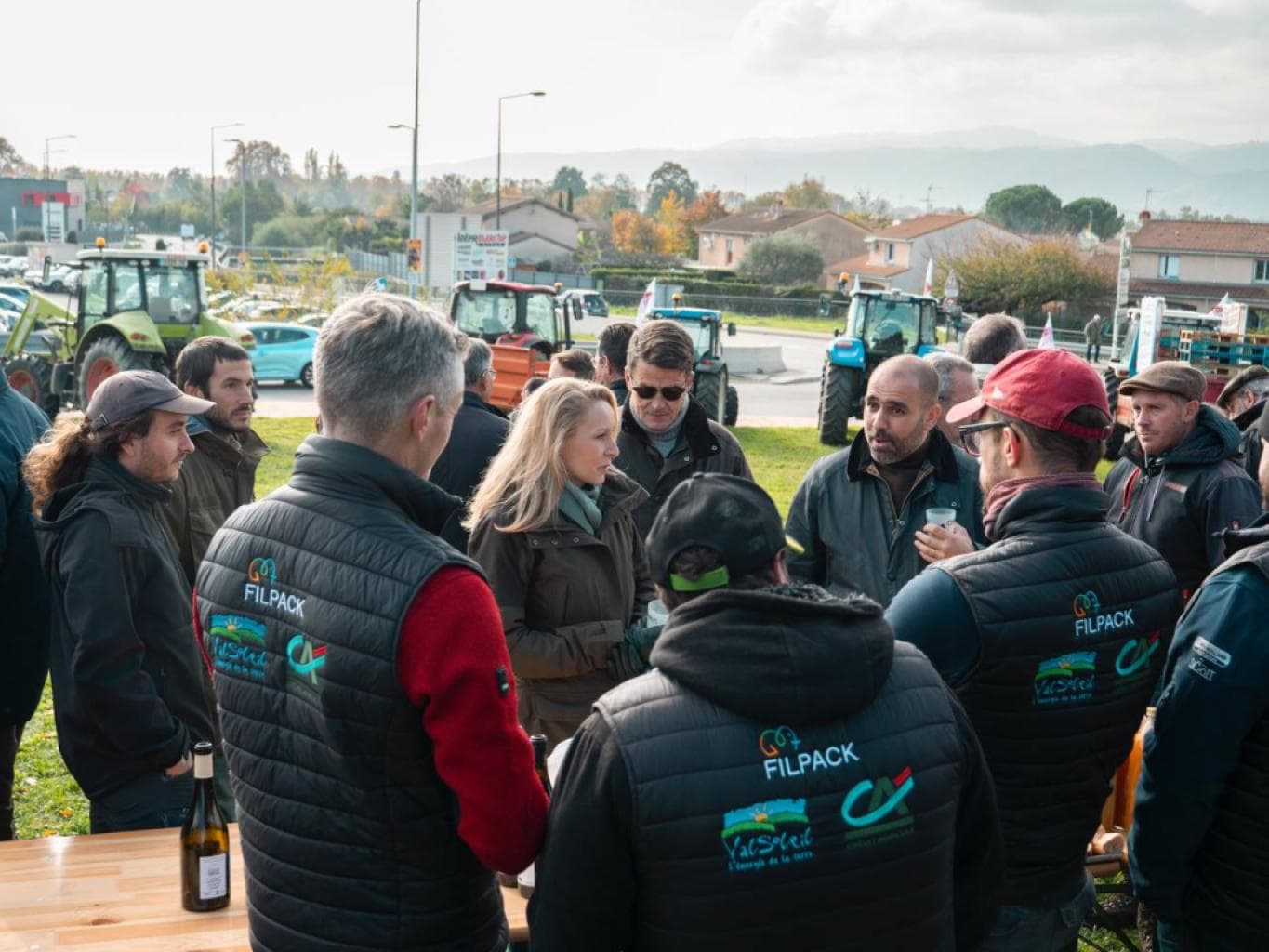 Tain-l'Hermitage : Marion Maréchal présente sur le blocage des Jeunes agriculteurs