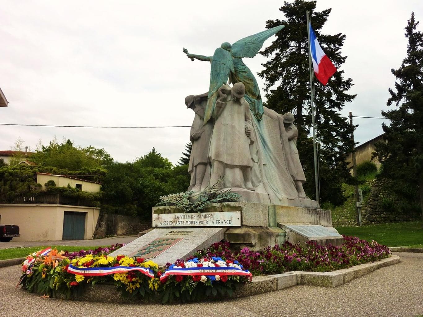 Gradignan : le monument aux morts vandalisé à coups de marteau