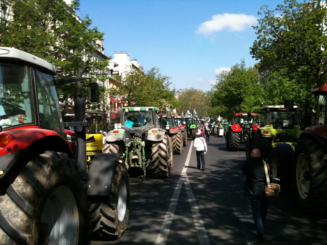 Mobilisation agricole : les tracteurs bloquent le pont de l’Europe avant d’investir Avignon