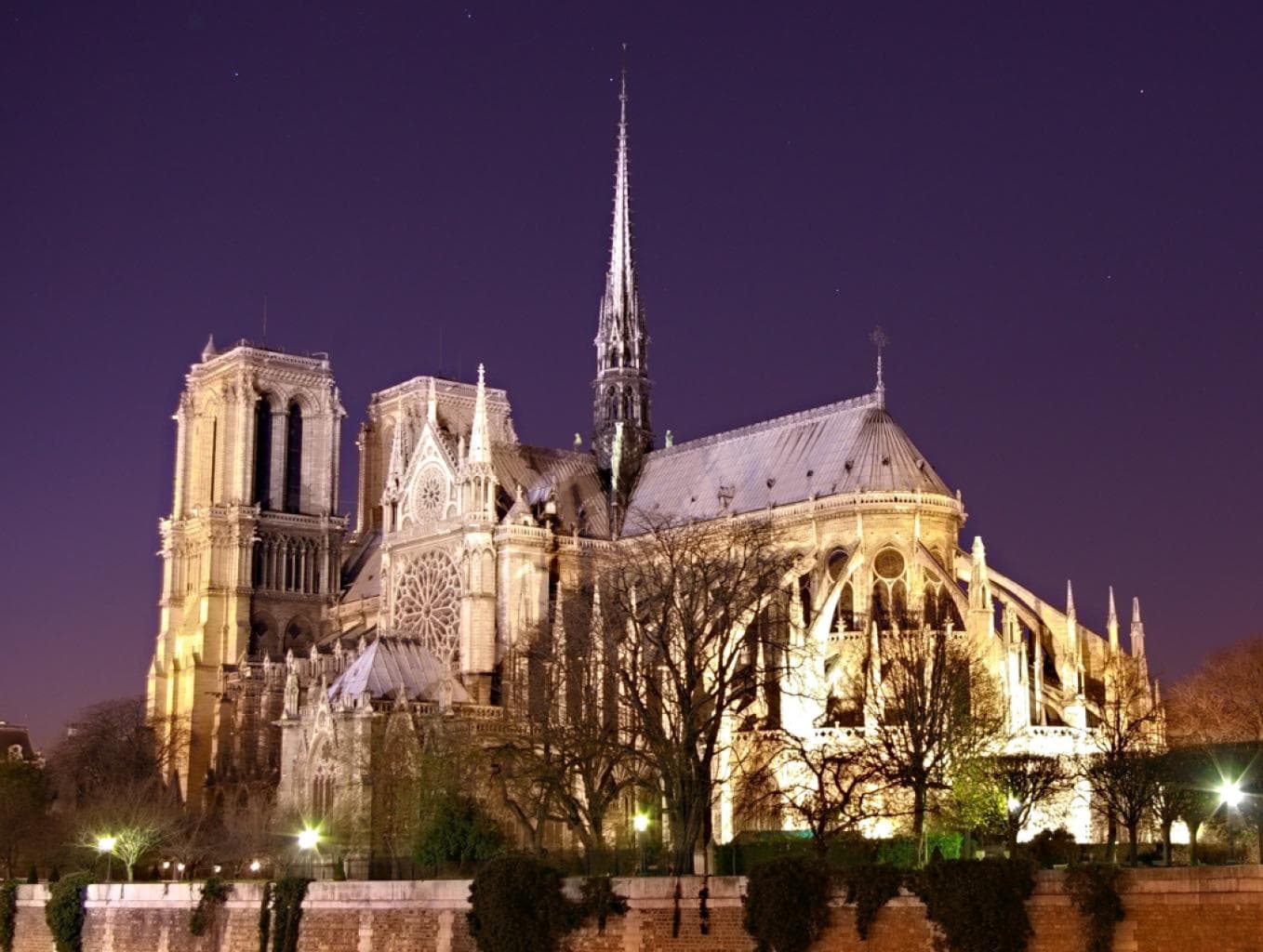 Notre-Dame de Paris illuminée en rouge mercredi soir pour soutenir les chrétiens persécutés