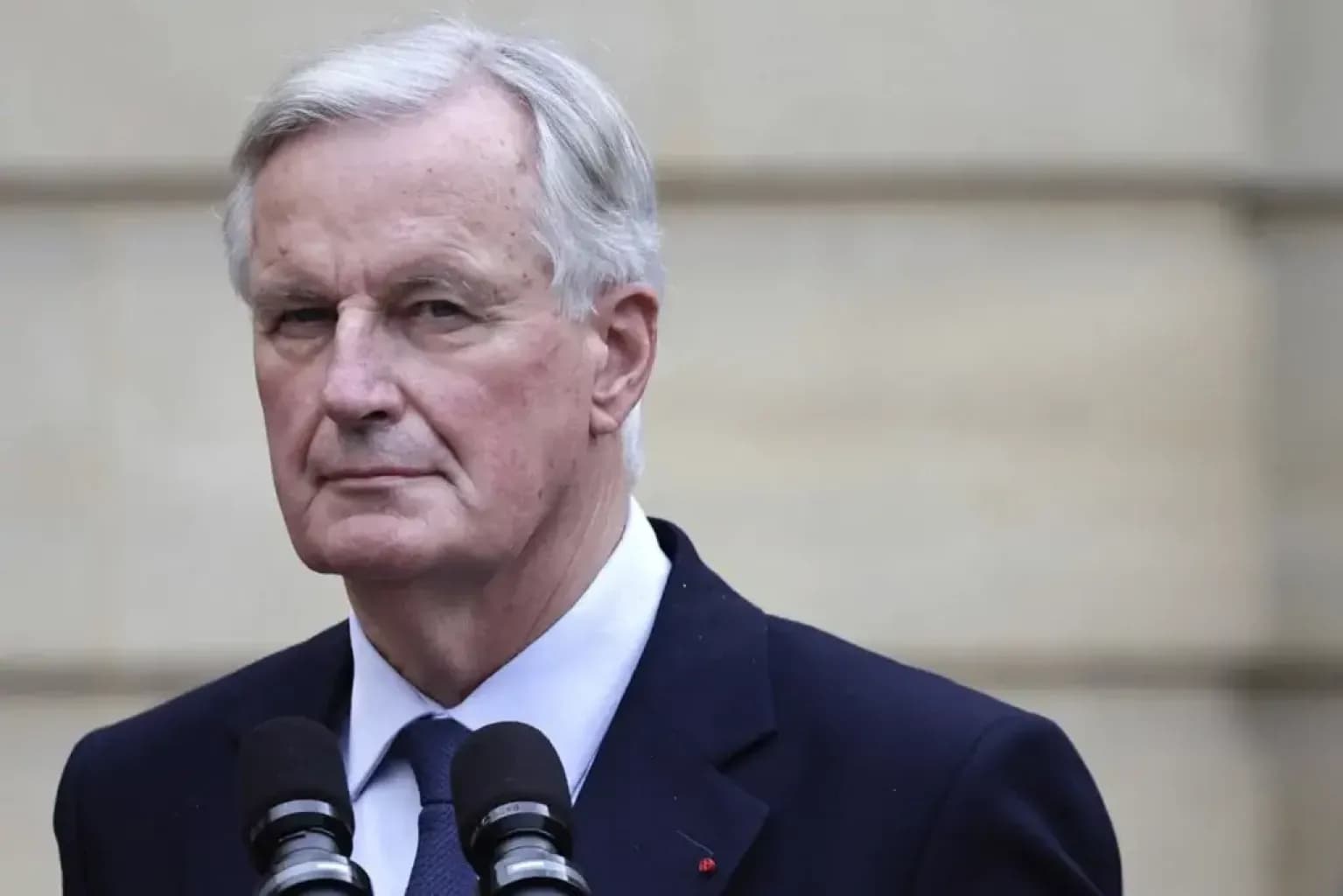 Démission de Michel Barnier : un séisme politique pour la presse internationale