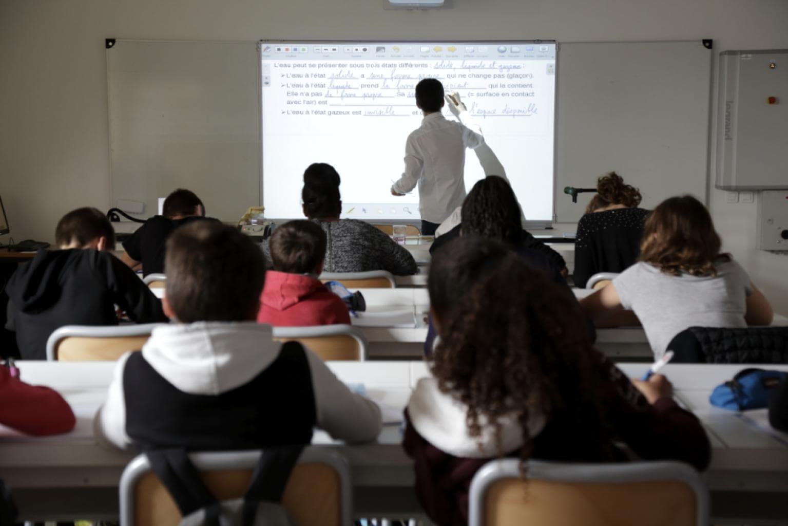 « On va tuer le prof ! » : une collégienne menace son professeur en plein cours sur la liberté d'expression