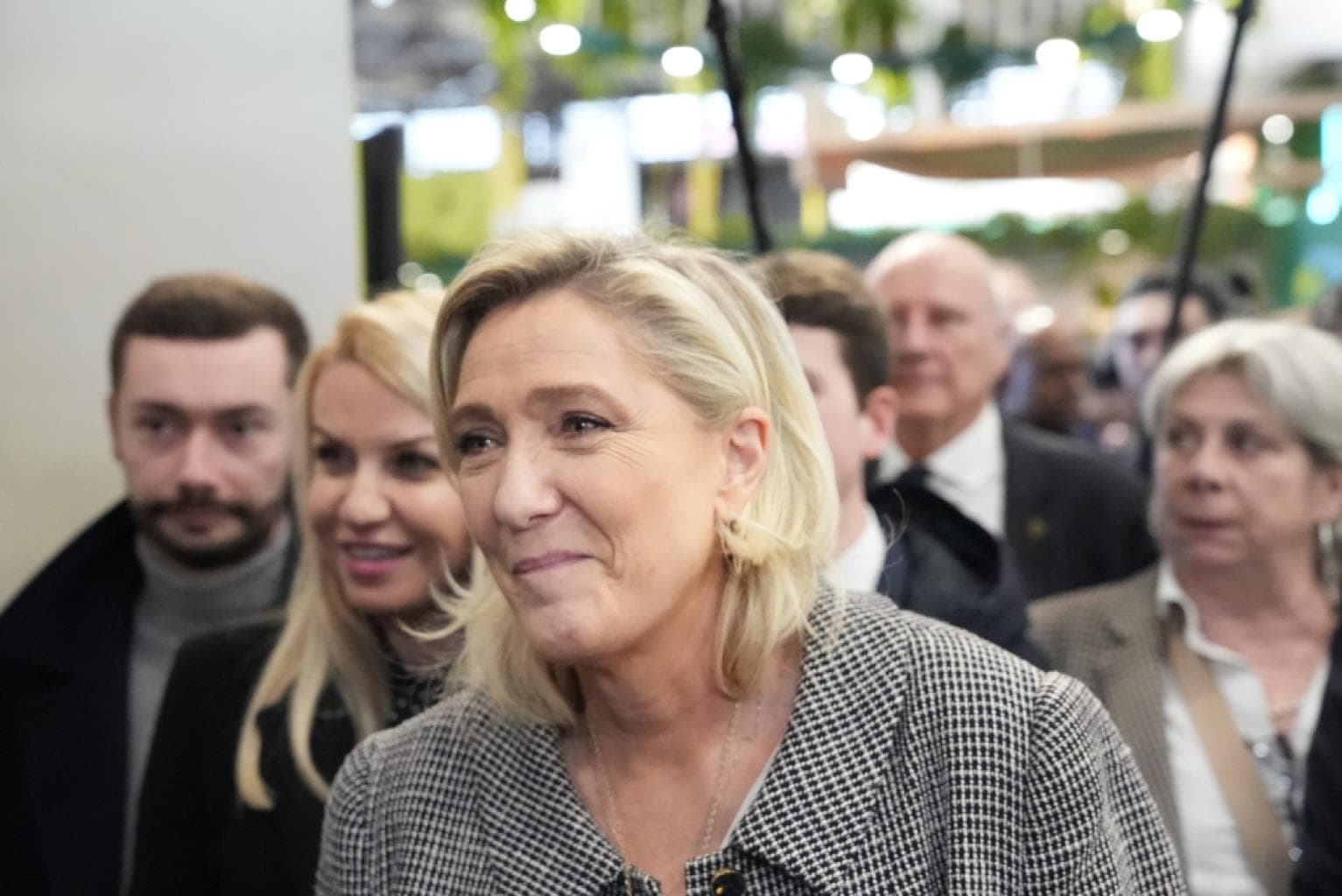 Marine Le Pen atteint un record dans les sondages avec 38 % après le vote de la motion de censure