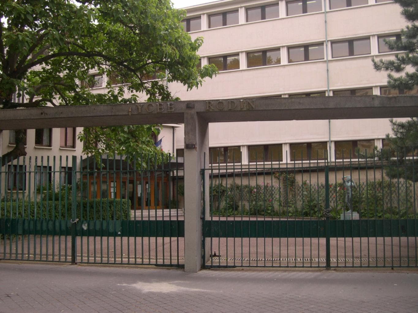 Paris : un lycéen meurt poignardé à plusieurs reprises après une rixe devant le lycée Rodin