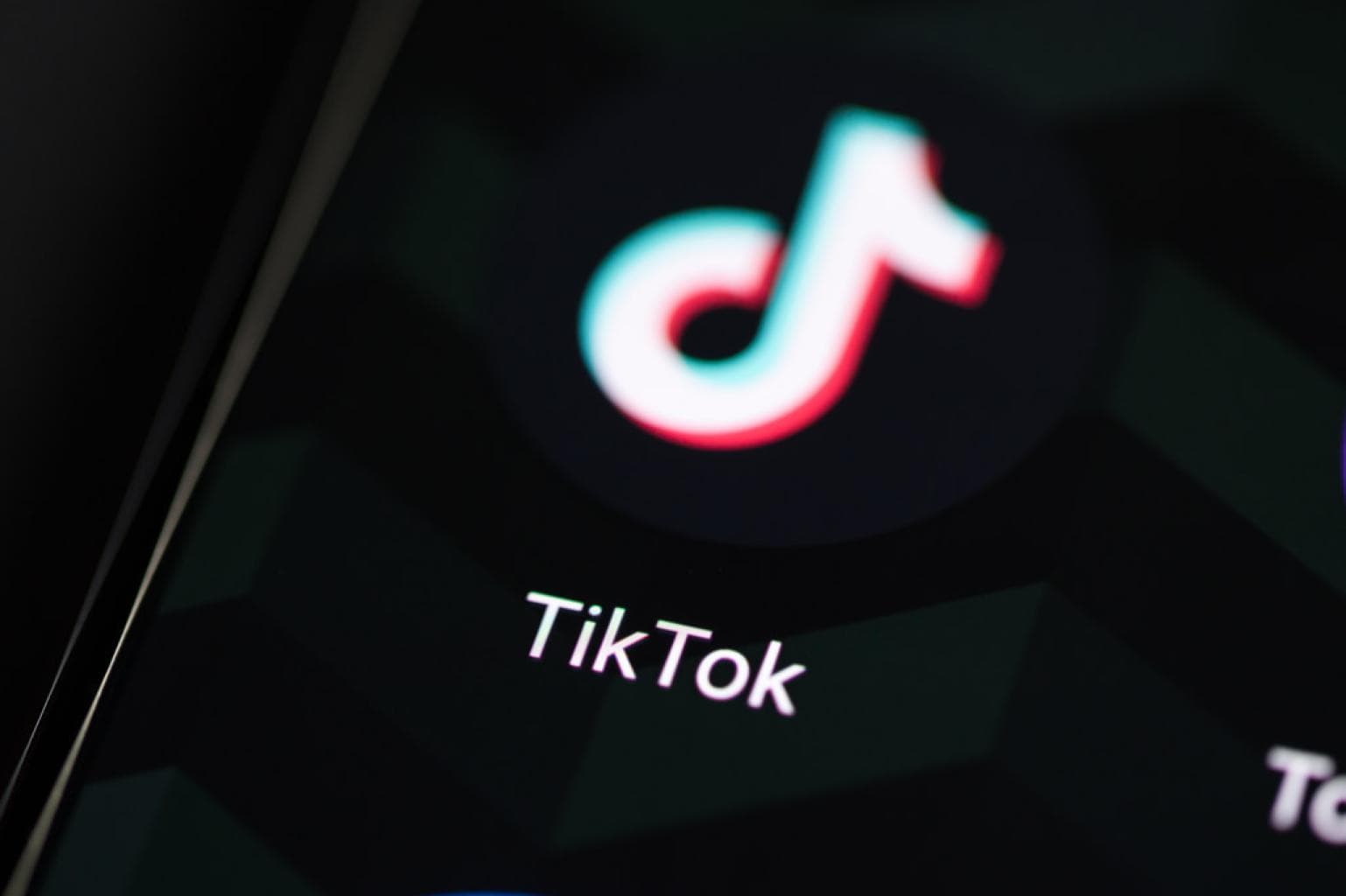 Ingérence russe en Roumanie : TikTok sous enquête après l’annulation de la présidentielle