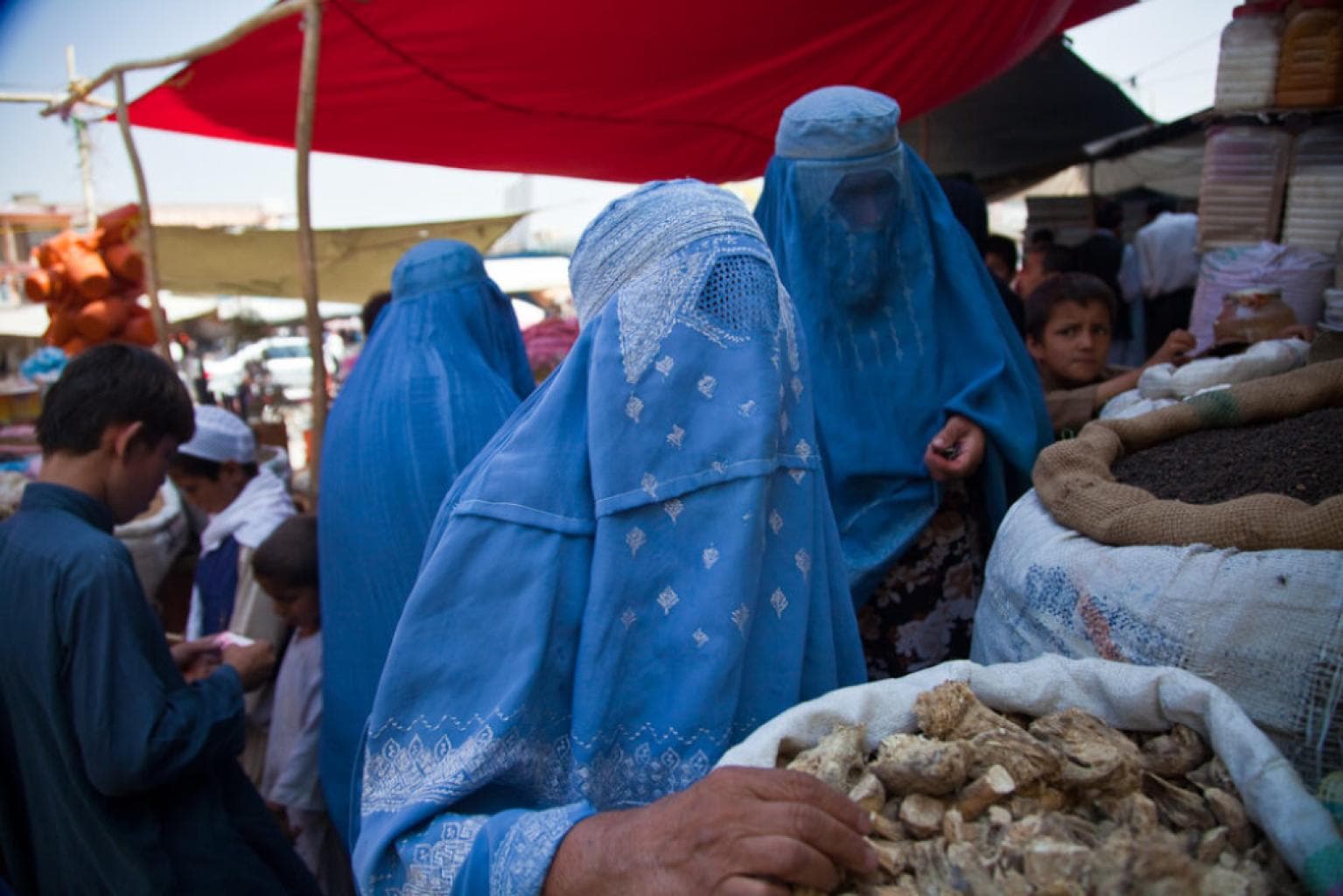 Afghanistan : l’obstruction des fenêtres, symbole d’un isolement grandissant pour les femmes