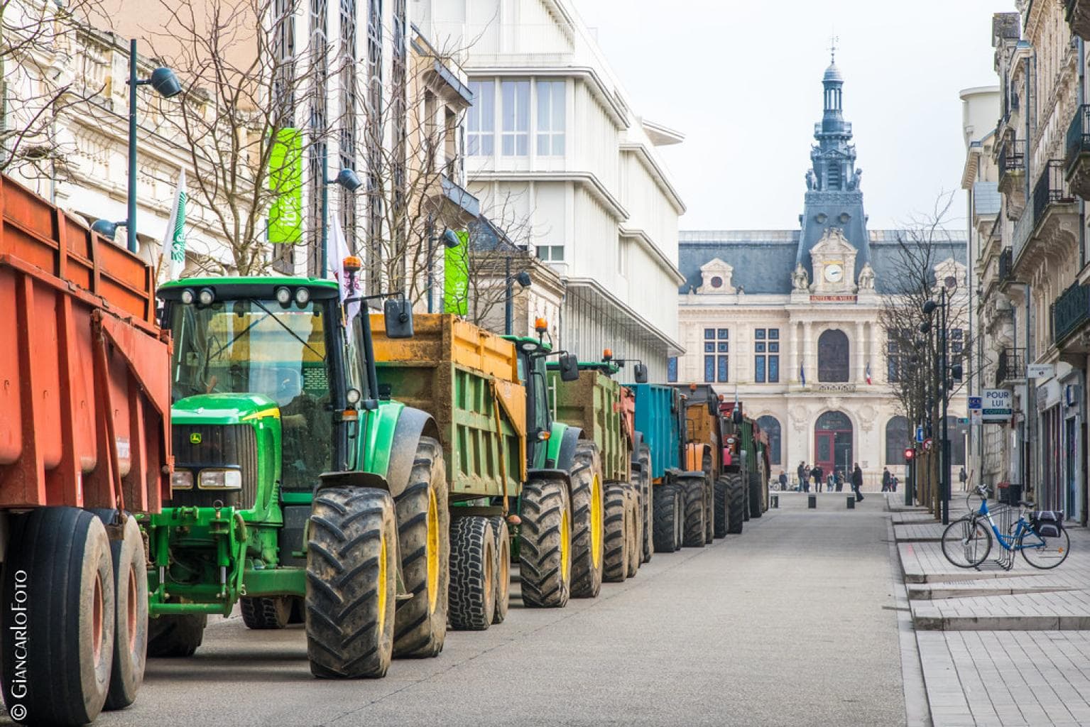 Coordination rurale : les forces de l'ordre stoppent les agriculteurs dans leur tentative de rejoindre Paris