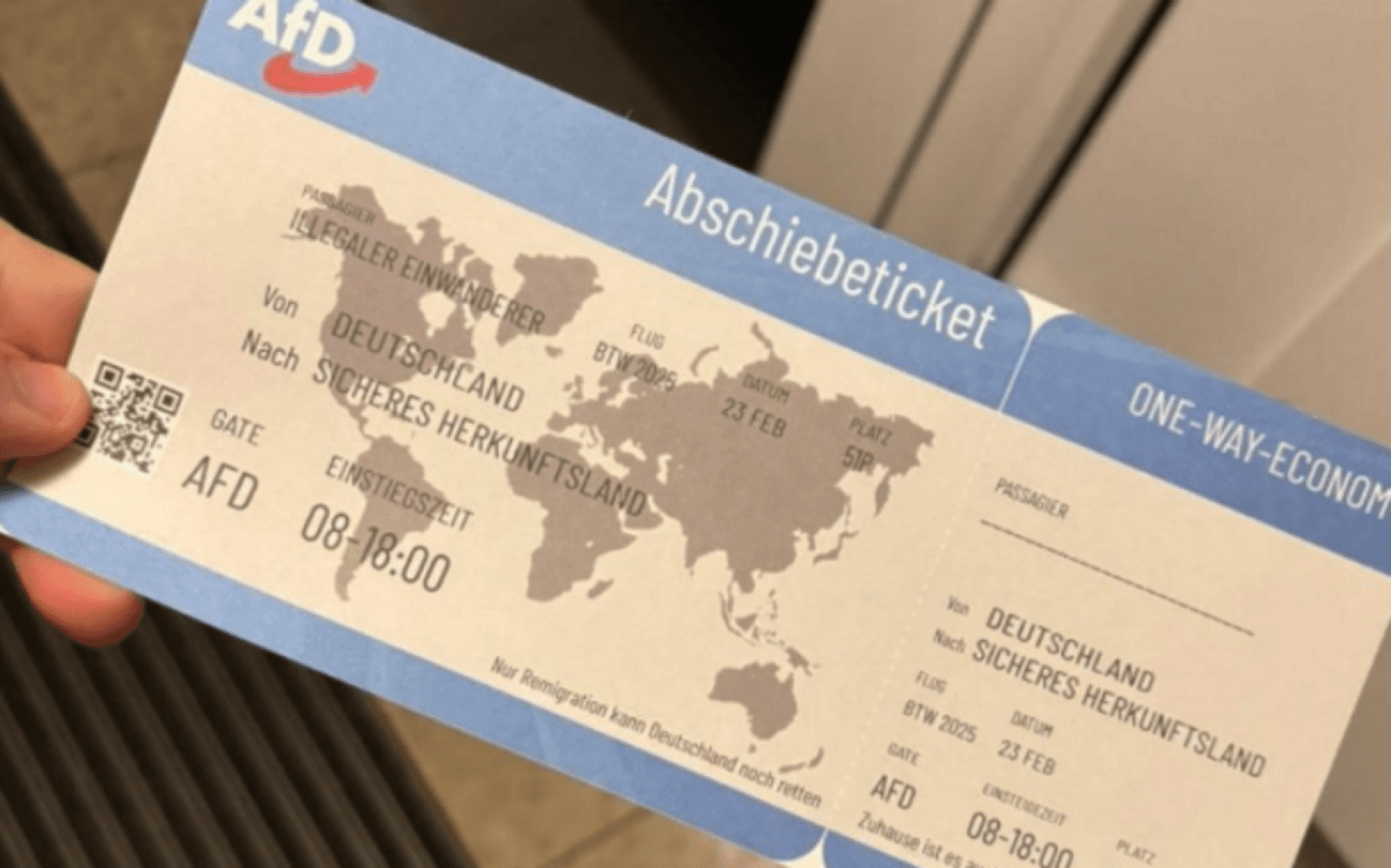 L'AfD distribue des tracts en forme de « billets d'expulsion » pour sa campagne à Karlsruhe