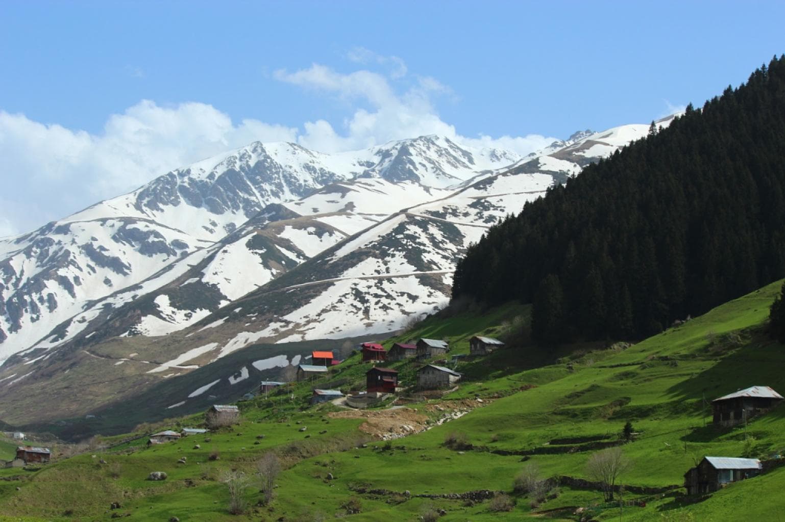  Turquie : un incendie ravageur dans une station de ski fait 10 morts et 32 blessés