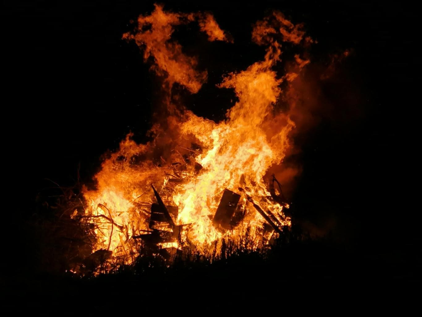 Paris : un incendie spectaculaire ravage la mairie du 12e arrondissement, la flèche et le beffroi en péril