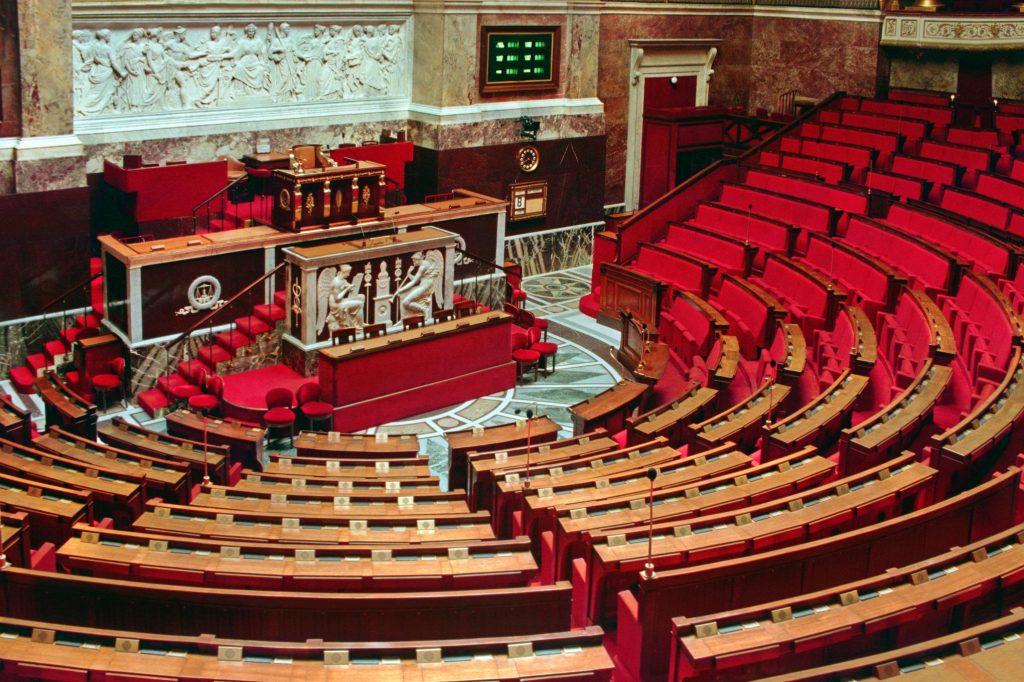 Assemblée nationale : un insoumis exclu après avoir brandi un drapeau palestinien