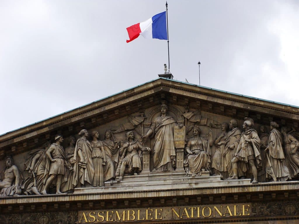 Le NFP accuse le gouvernement de former « une entente opportuniste avec le RN » et dépose une motion de censure