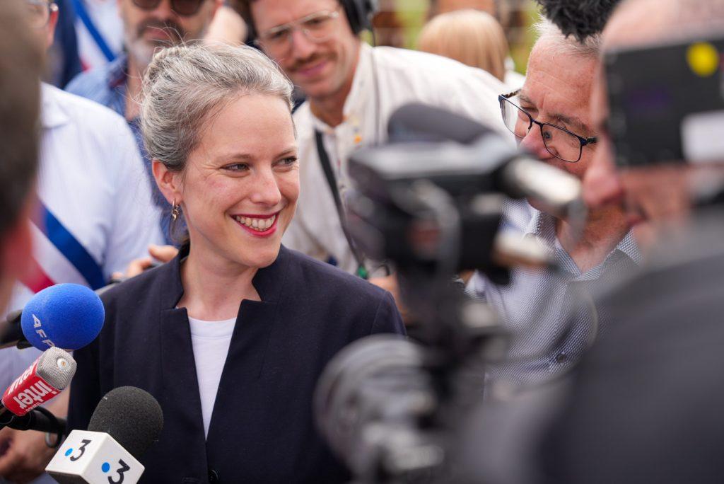 Lucie Castets rétropédale sur l’accueil inconditionnel des migrants