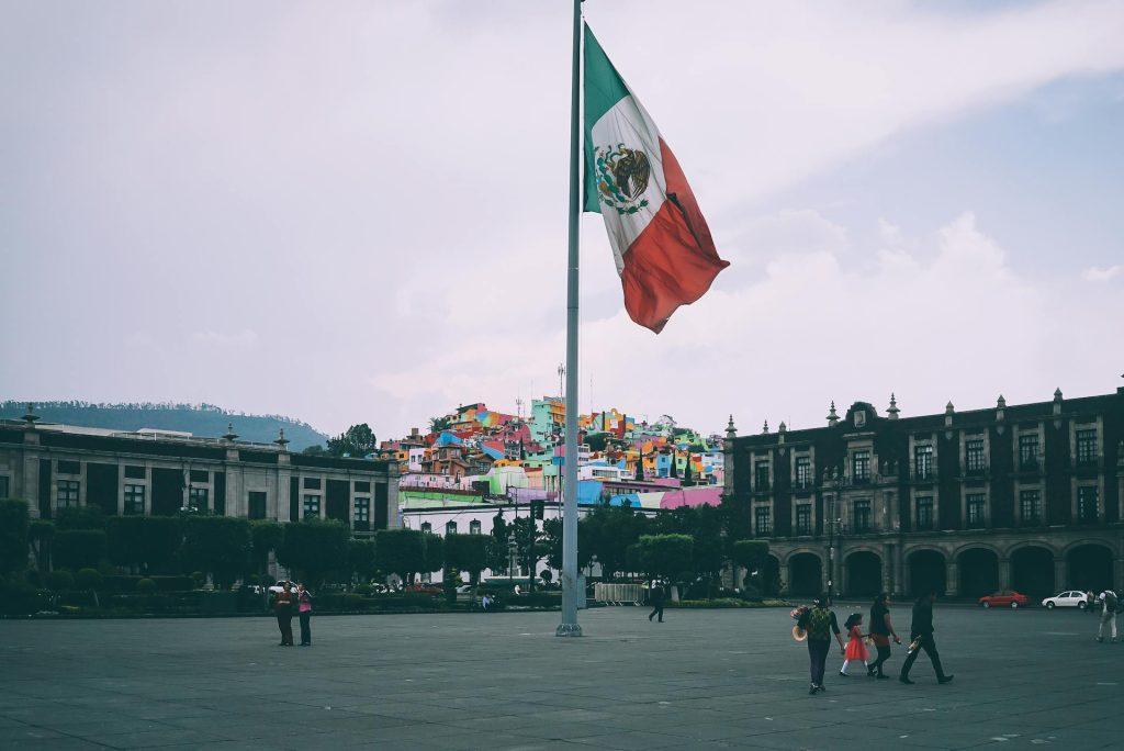 Mexique : des manifestants envahissent le Sénat