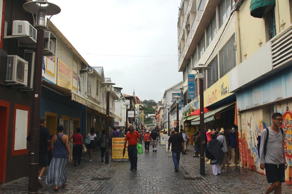 Chaos en Martinique : l’île sous couvre-feu, un mort et 26 policiers blessés