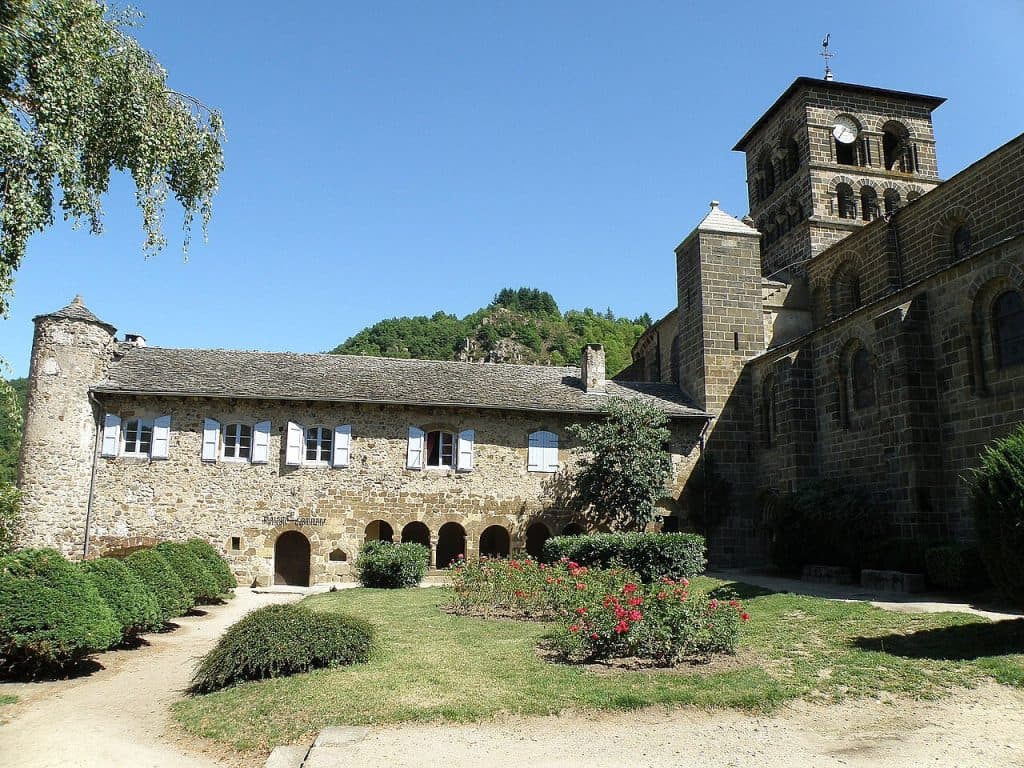 Deux églises prises pour cible en l’espace d’un dimanche en Haute-Loire et dans le Calvados