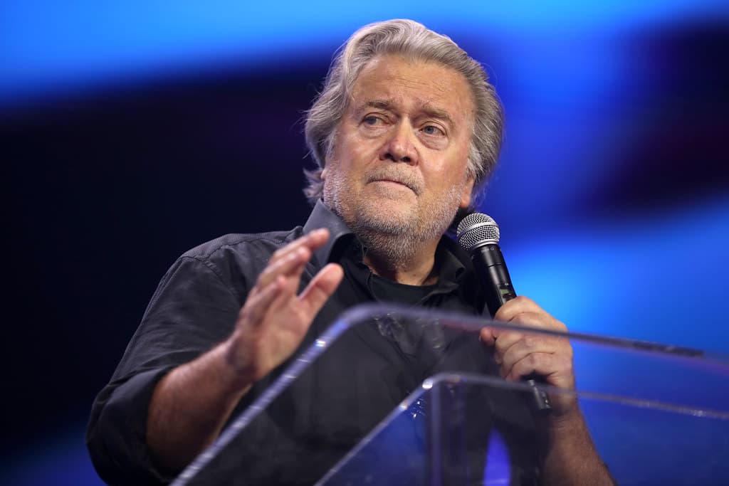 Steve Bannon, éminence grise de Trump libéré de prison