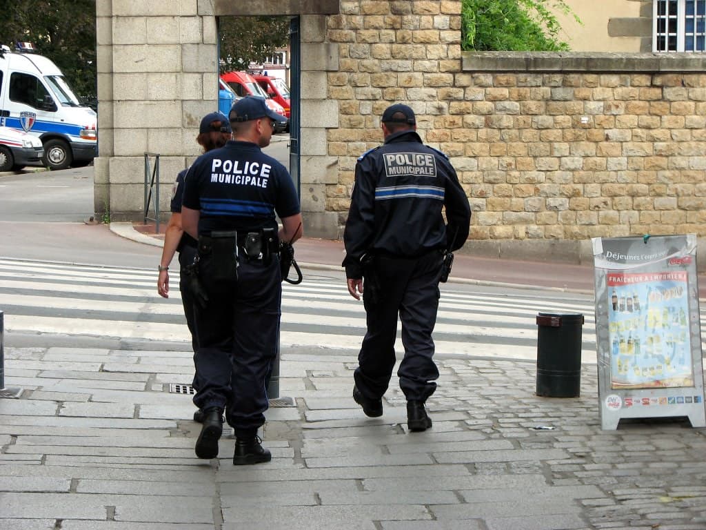 Un migrant algérien sous OQTF menace des contrôleurs avec un couteau à Bobigny