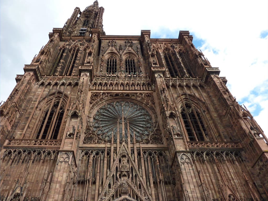 Strasbourg : La cathédrale plongée dans le noir dès 23h pour des économies symboliques