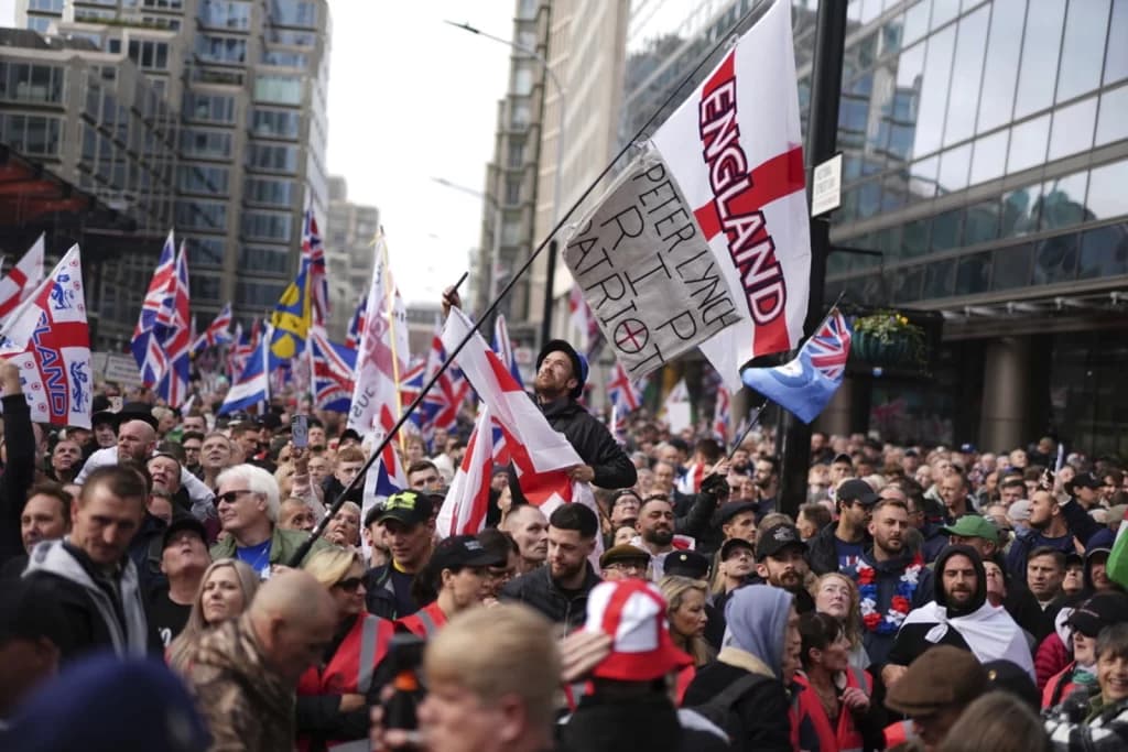 Des dizaines de milliers de participants à une manifestation patriote à Londres après l’arrestation de Tommy Robinson