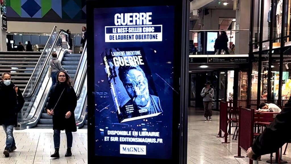 Après la censure de “Transmania” dans les rues de Paris, Magnus s’affiche en gare