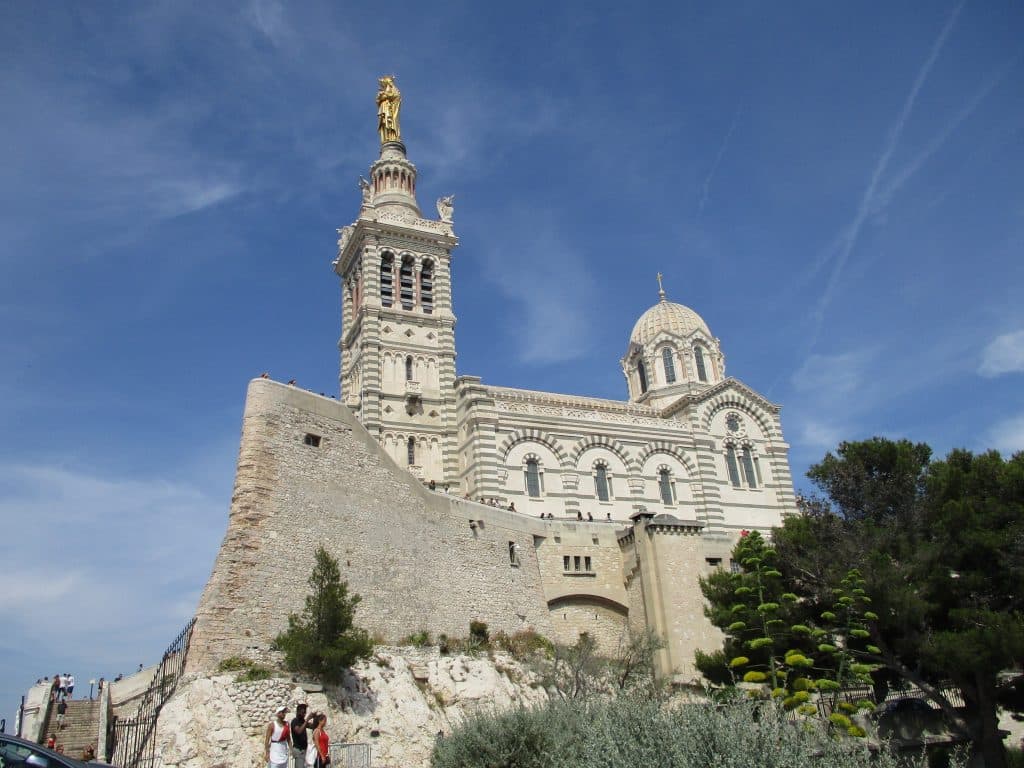 Marseille : Moins de 100 signataires pour une pétition qui demande de transformer la basilique Notre-Dame-de-la-Garde en “salle de shoot”