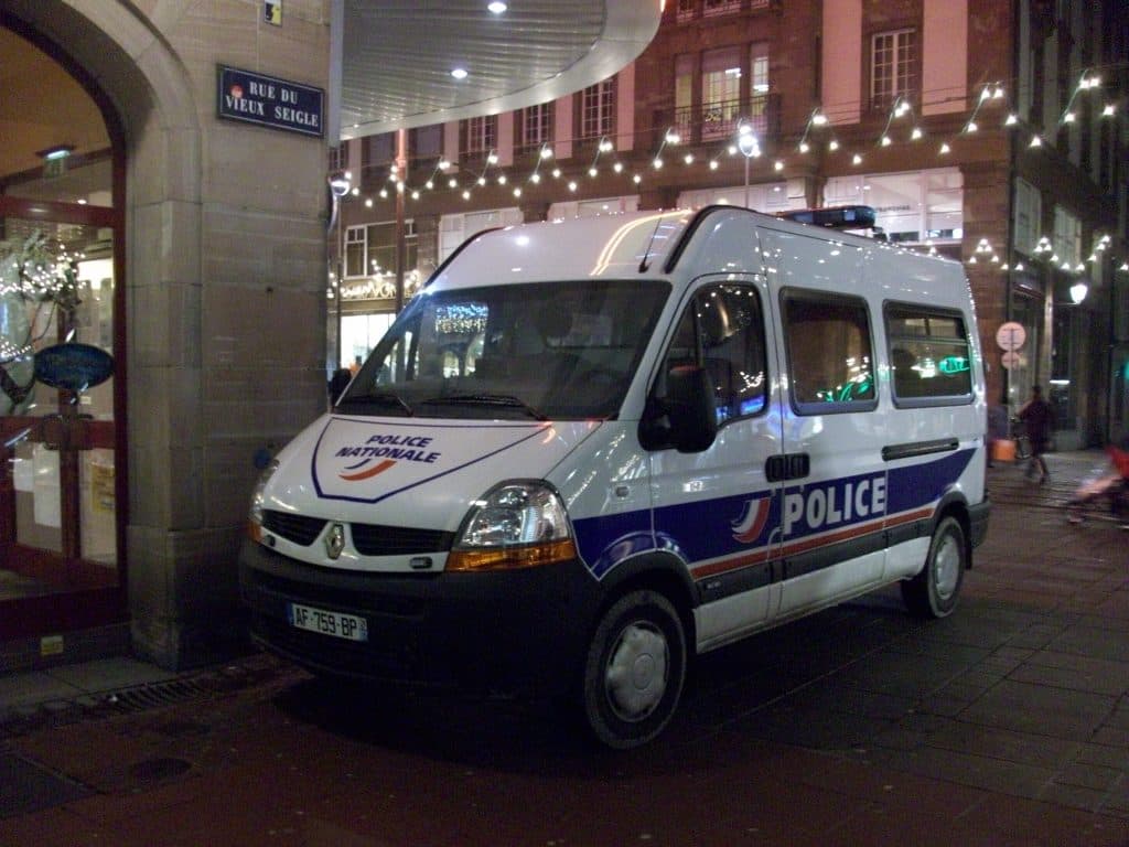 Dunkerque : des policiers agressés par des migrants, un agent blessé