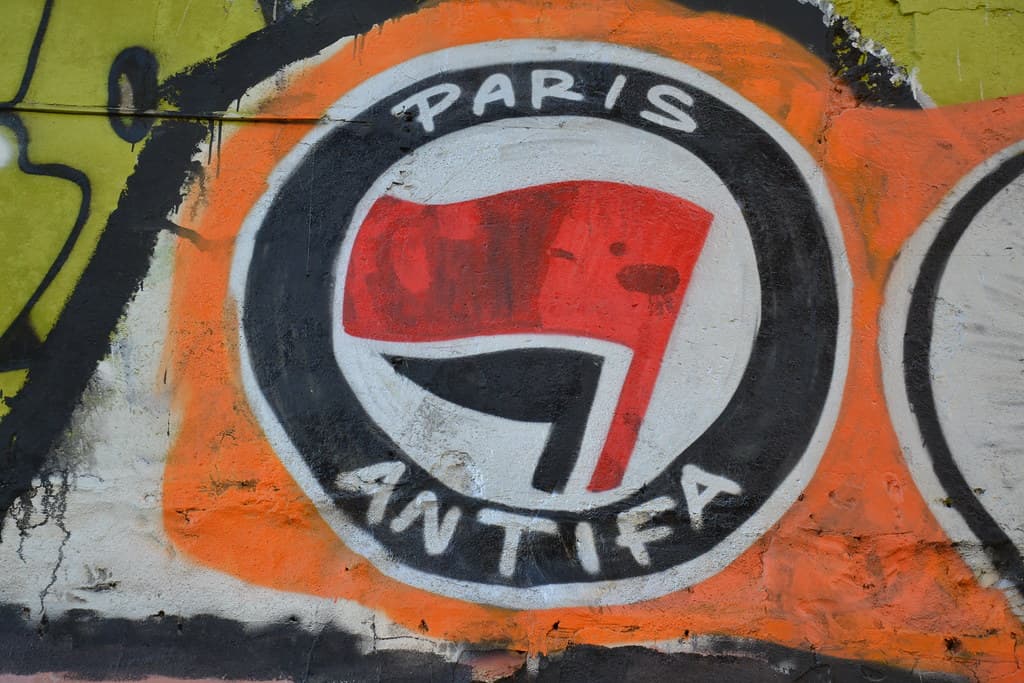 Paris : 64 militants antifascistes interpellés lors d’une dédicace du livre « Transmania »