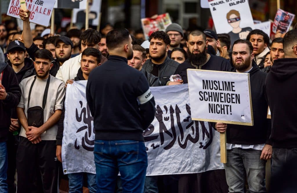 Manifestation islamiste à Hambourg : plus de 2 000 personnes réclament l’instauration d’un califat