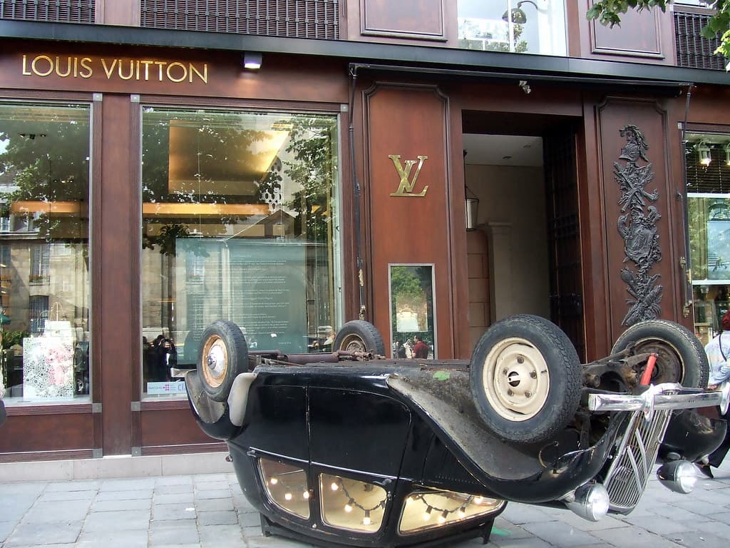 La boutique Louis Vuitton de Saint-Germain-des-Prés, une nouvelle fois ciblée par un cambriolage au véhicule-bélier