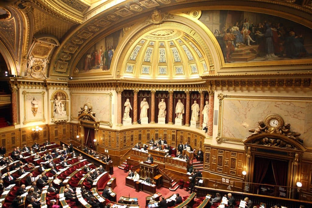 7 heures de travail gratuit pour sauver la Sécu : le Sénat vote la contribution de solidarité