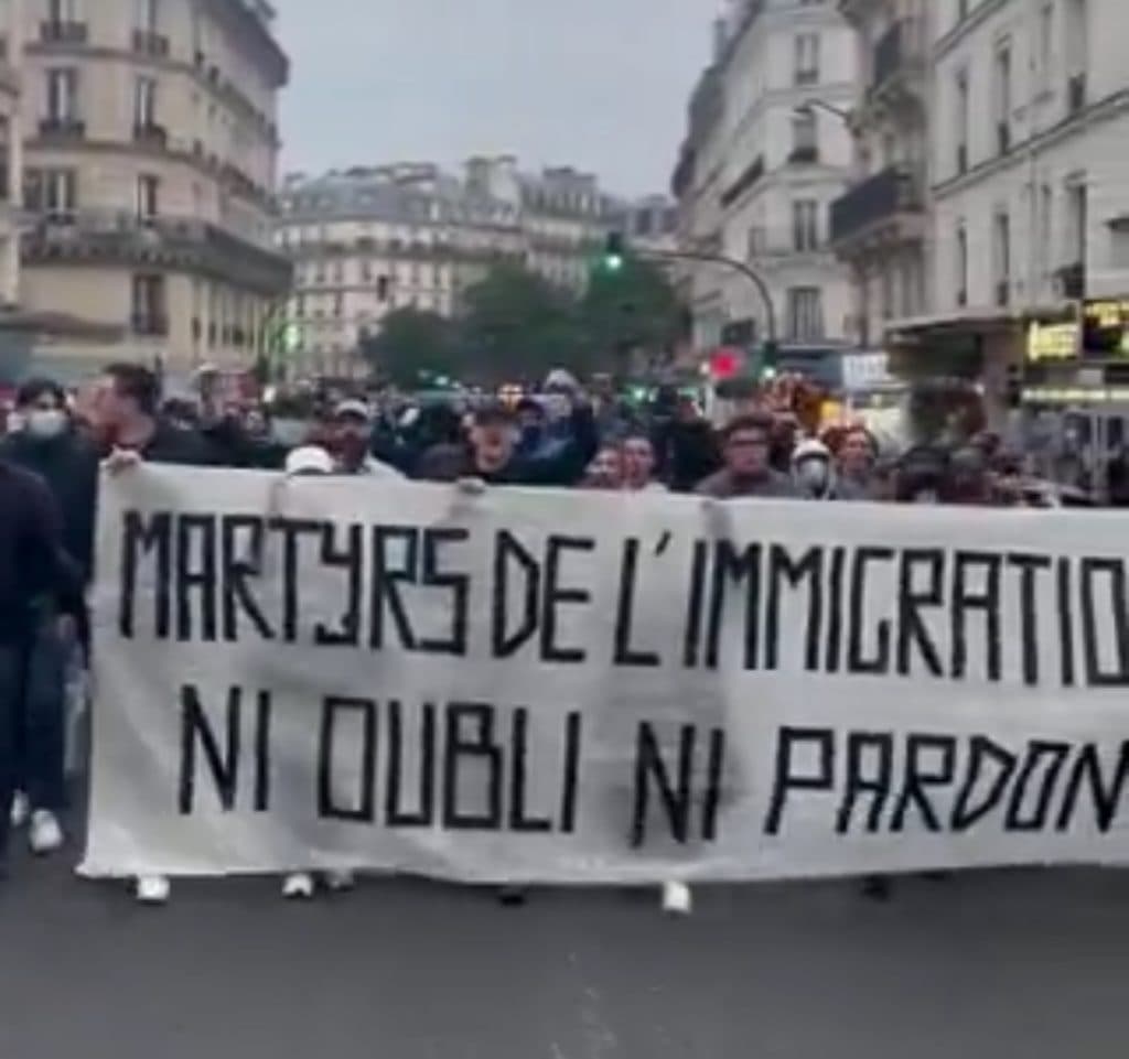 « La Marche du Souvenir » à Paris pour honorer les victimes tombées dans l’oubli