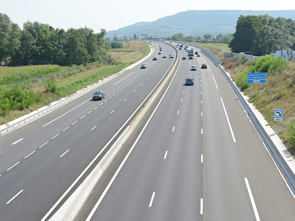 Un gendarme dégaine son arme sur la route à Marseille : la préfecture obligée de rétablir les faits