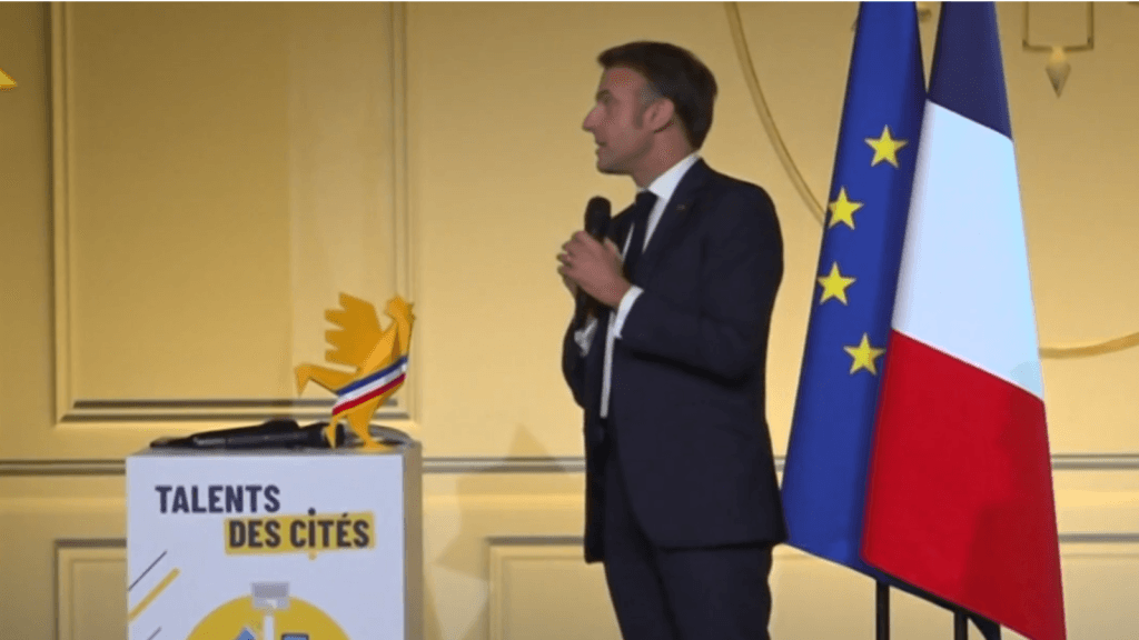 Lors d’une remise de prix, Emmanuel Macron s’est félicité du port du voile d’une jeune lauréate