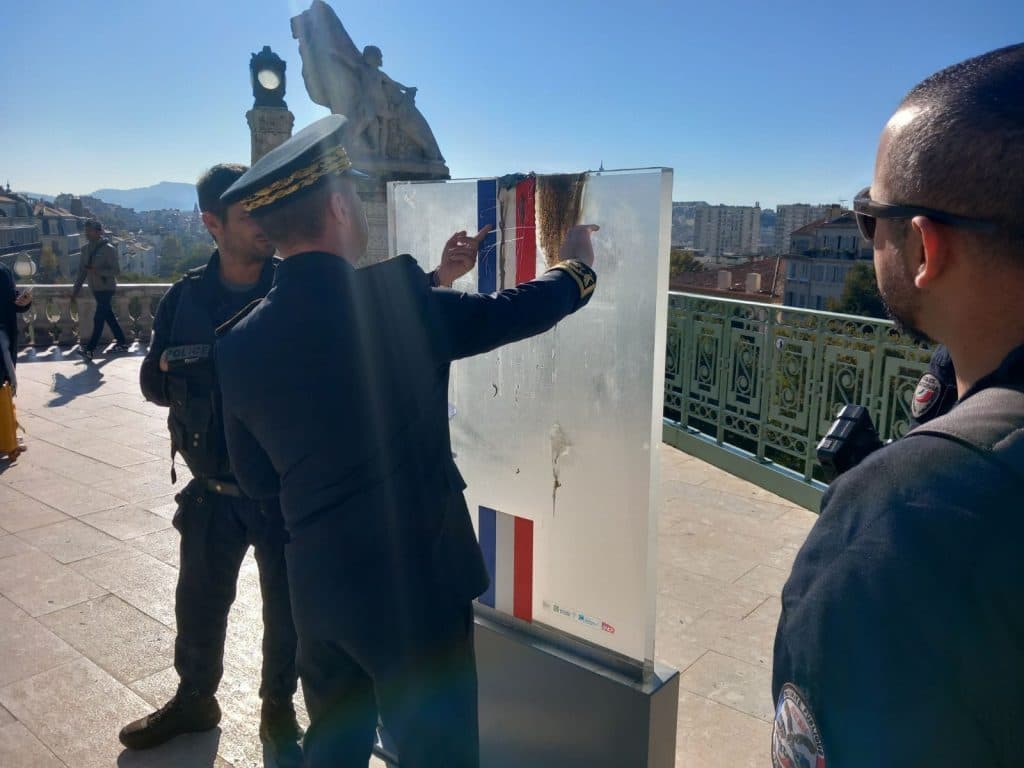 Marseille : la stèle en hommage aux victimes de la gare Saint-Charles vandalisée par un algérien