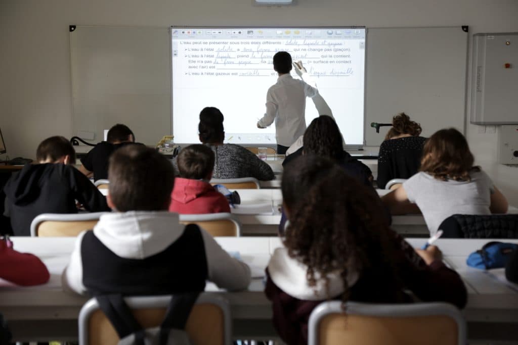 « On va tuer le prof ! » : une collégienne menace son professeur en plein cours sur la liberté d’expression