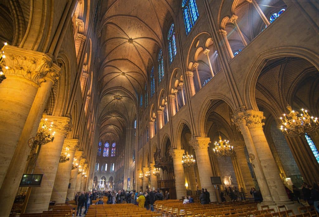 Une cathédrale sublimée, une cérémonie grandiose mais critiquée à Notre-Dame de Paris