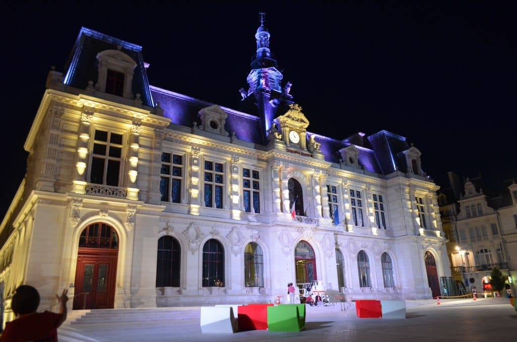 Trois étudiants écroués pour un projet d’attentat islamiste visant la mairie de Poitiers