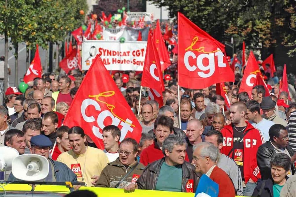 « La CGT s’adapte à la xénophobie d’État » : tensions à gauche sur la question des OQTF