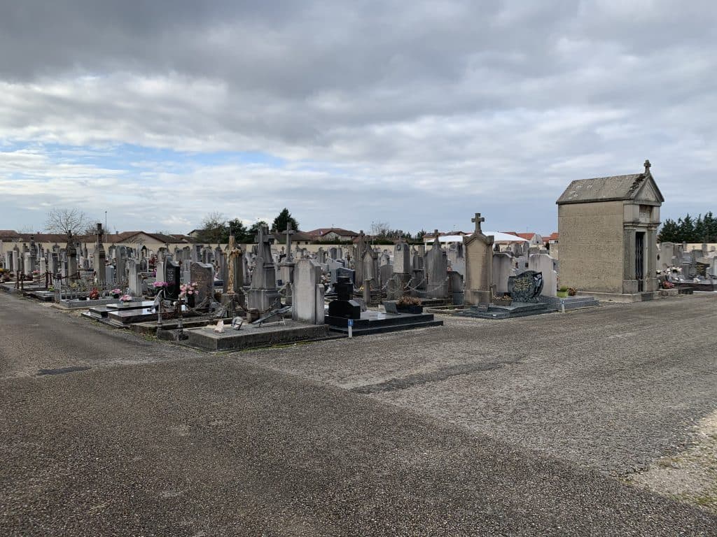 Des crucifix volés sur des tombes dans l’Ain