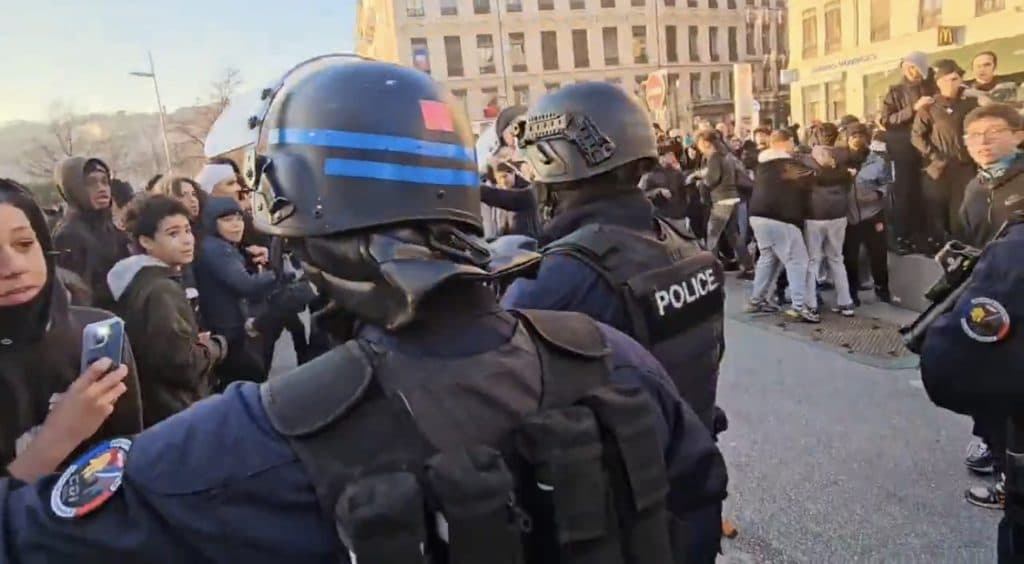 Lyon : l’influenceur Hachemi crée des échauffourées en réunissant ses fans, les CRS déployés