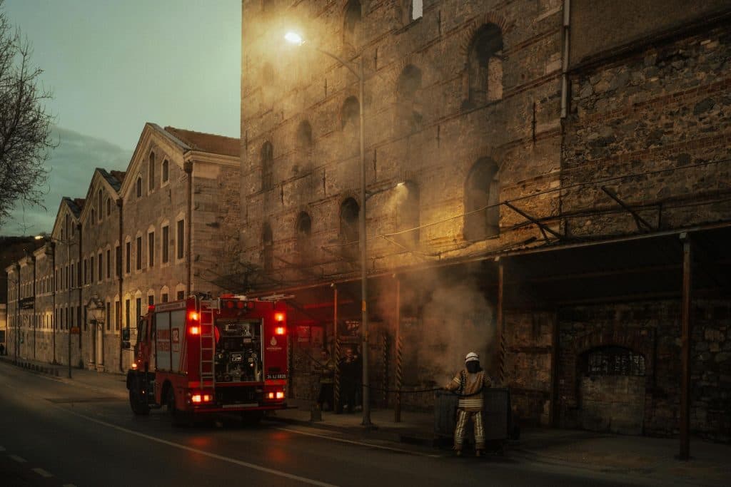 Incendie criminel à Poitiers : 19 évacués et une femme entre la vie et la mort, dans un quartier miné par le trafic de drogue.