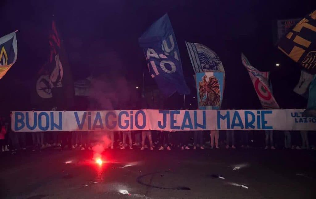 « Buon viaggio Jean-Marie » : Les ultras de la Lazio Rome rendent hommage à Jean-Marie Le Pen